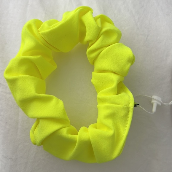 Lululemon Uplifting Scrunchie NWT Highlighter Yellow HIYE Fluorescent - Picture 3 of 4